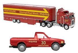 Kenworth K 100 Aerodyne Renntransporter und VW Caddy "Momo"